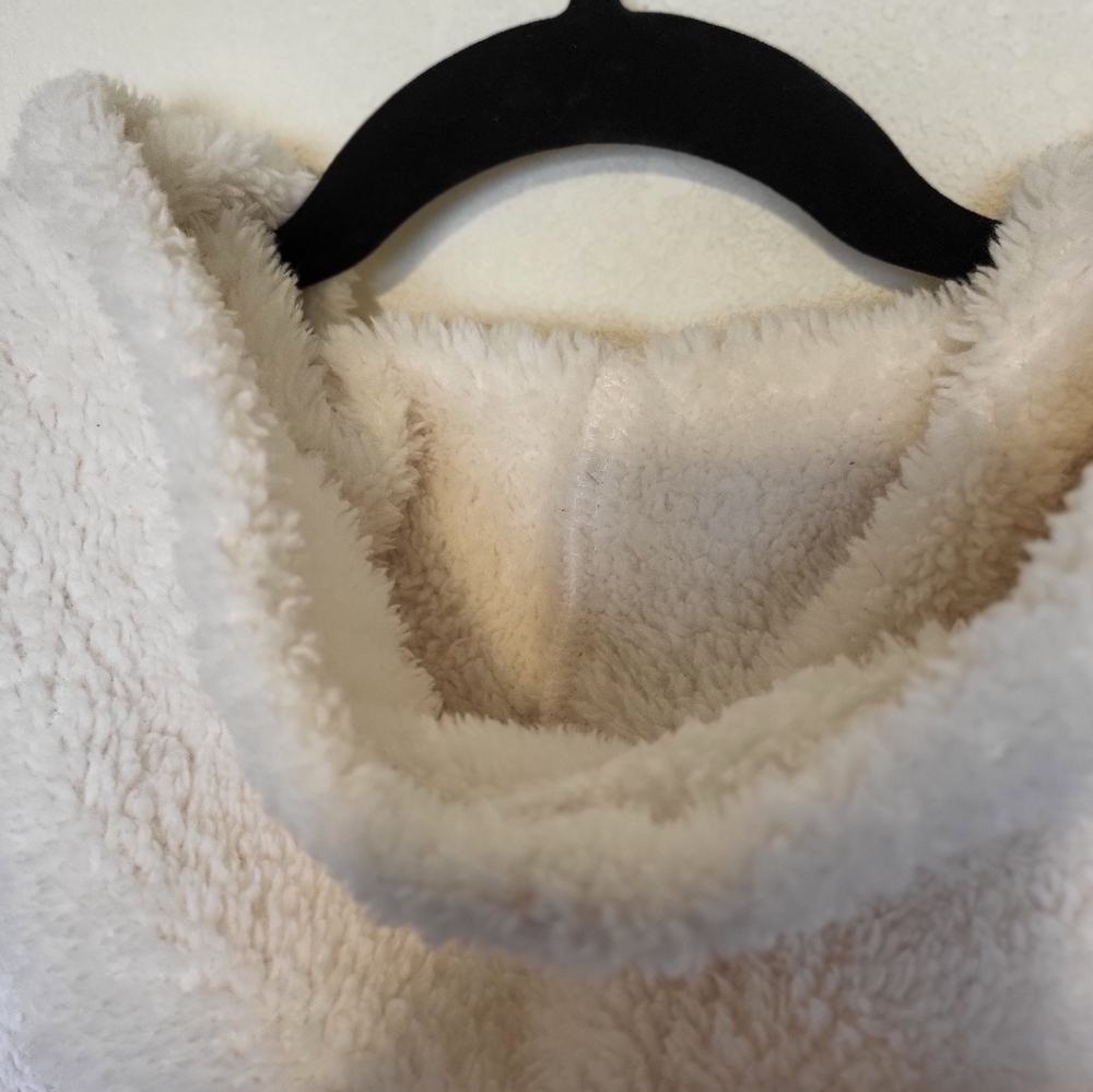 HYFVE Cozy White oversized Fleece crop sherpa hoodie, 1/2 zipper. mall - Picture 11 of 15
